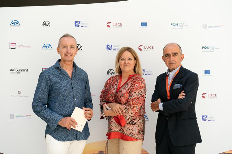 Giancarlo Leone , presidente Apa, insieme agli altri organizzatori del summit di Matera: Roberto Stabile, presidente di Lucana Film Commission, e Chiara Sbarigia, presidente di Istituto Luce Cinecittà