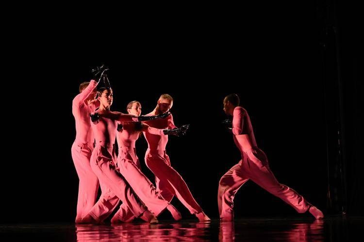 Un'immagine di Preludio il brano firmato da Diego Tortelli per Aterballetto in scena a Roma all'India il 12 luglio 