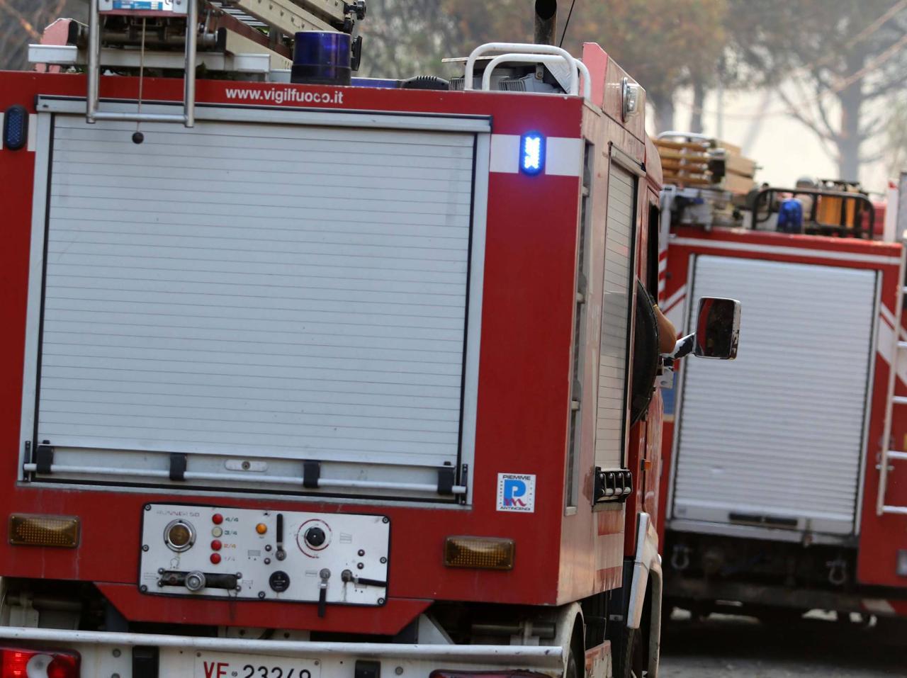 Napoli - incendio a Fuorigrotta: colonne di fumo nero - evacuata l