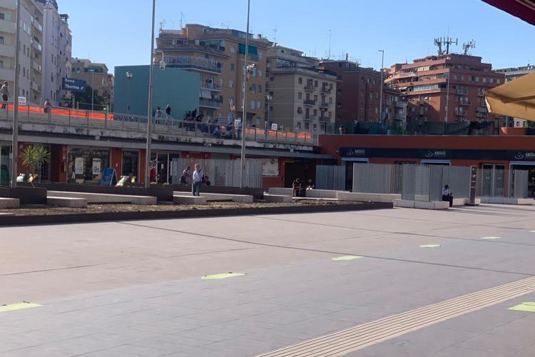 Piazza vuota davanti alla stazione Tiburtina di Roma (Adnkronos)