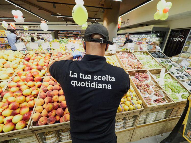 Roma, in via Tuscolana nuovo maxistore Decò