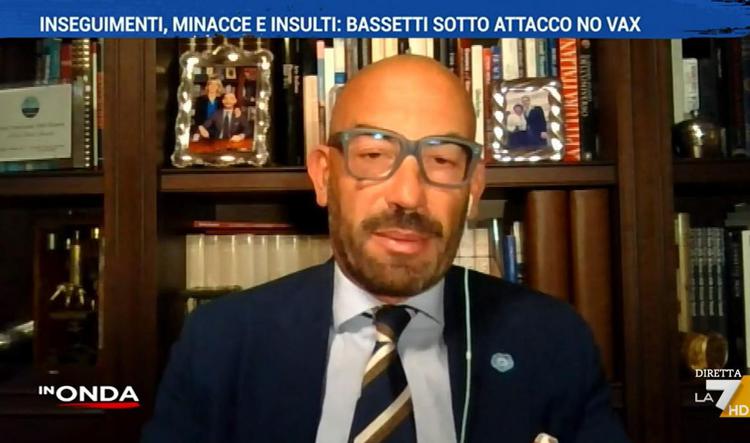 Virologi in tv solo se autorizzati? Gli esperti covid in rivolta