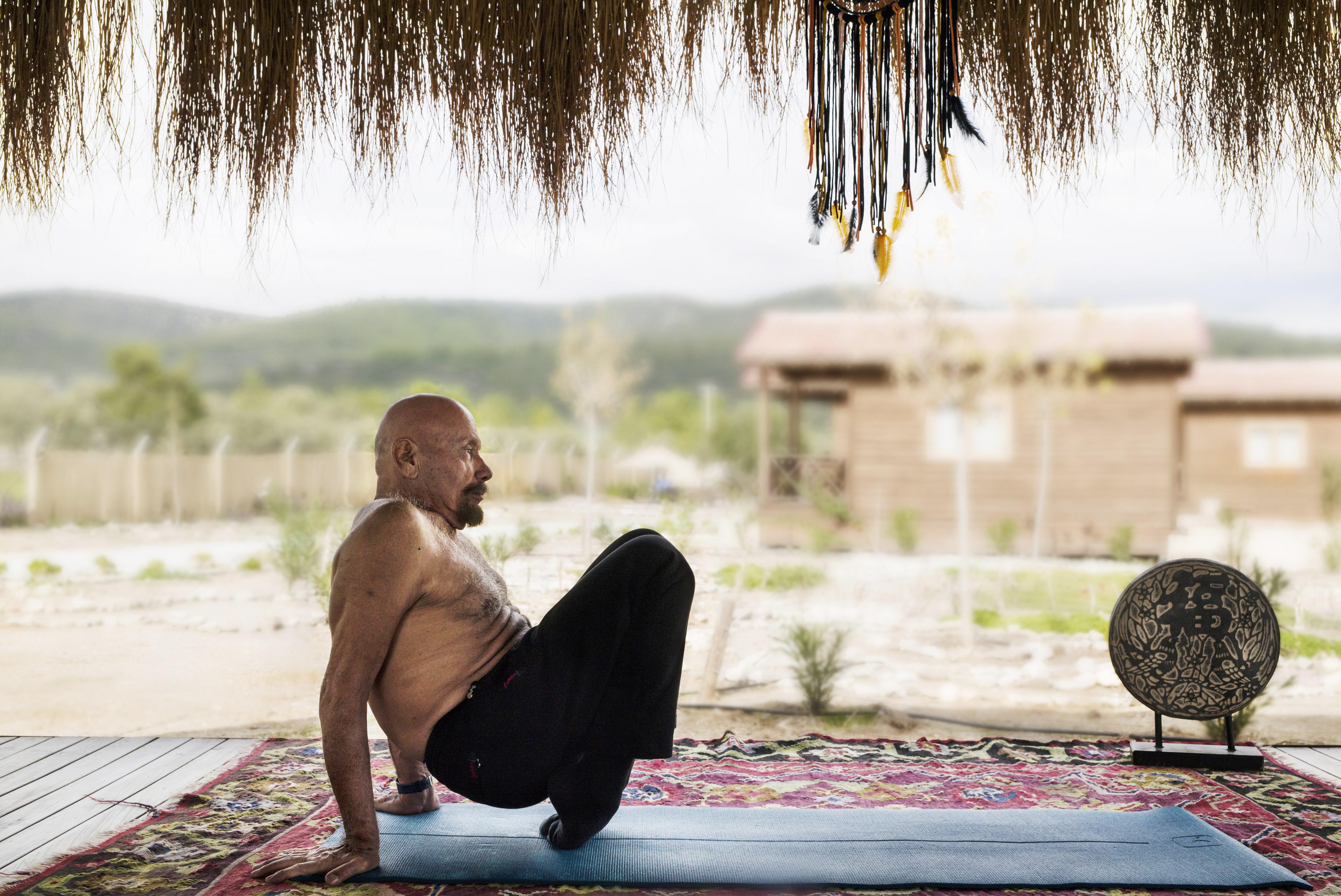 Il maestro di yoga Kazim Gürbüz (“Bg4Sdgs – Time To Change”, il progetto fotografico di Stefano Guindani con Banca Generali)