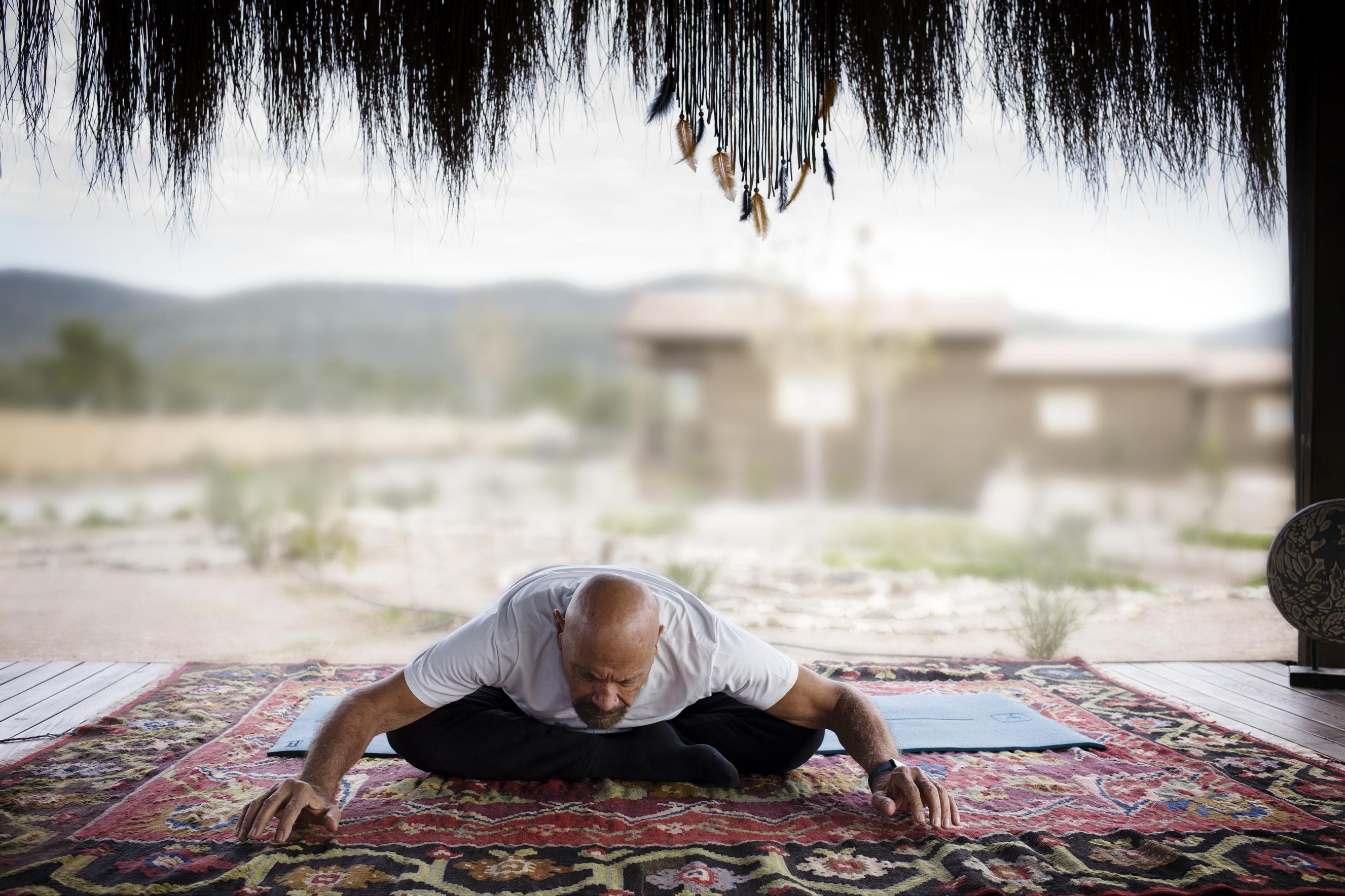 Il maestro di yoga Kazim Gürbüz (“Bg4Sdgs – Time To Change”, il progetto fotografico di Stefano Guindani con Banca Generali)