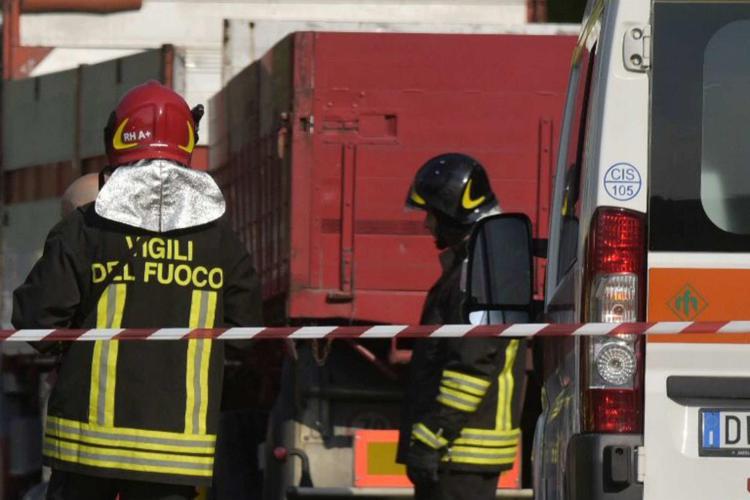 Vigili del fuoco e ambulanza - Fotogramma