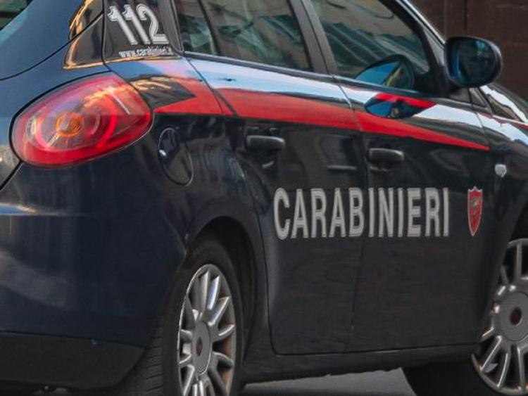 Va dai carabinieri: 