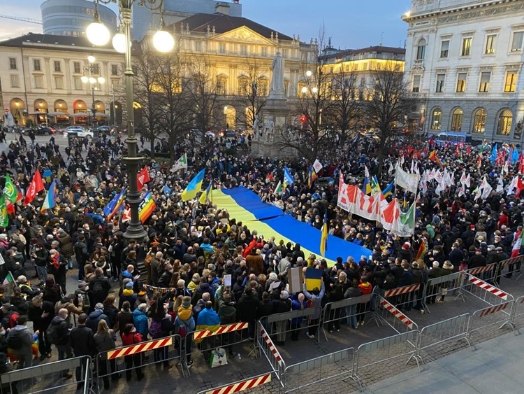 un migliaio alla Scala di Milano per dire no alla guerra in Ucraina