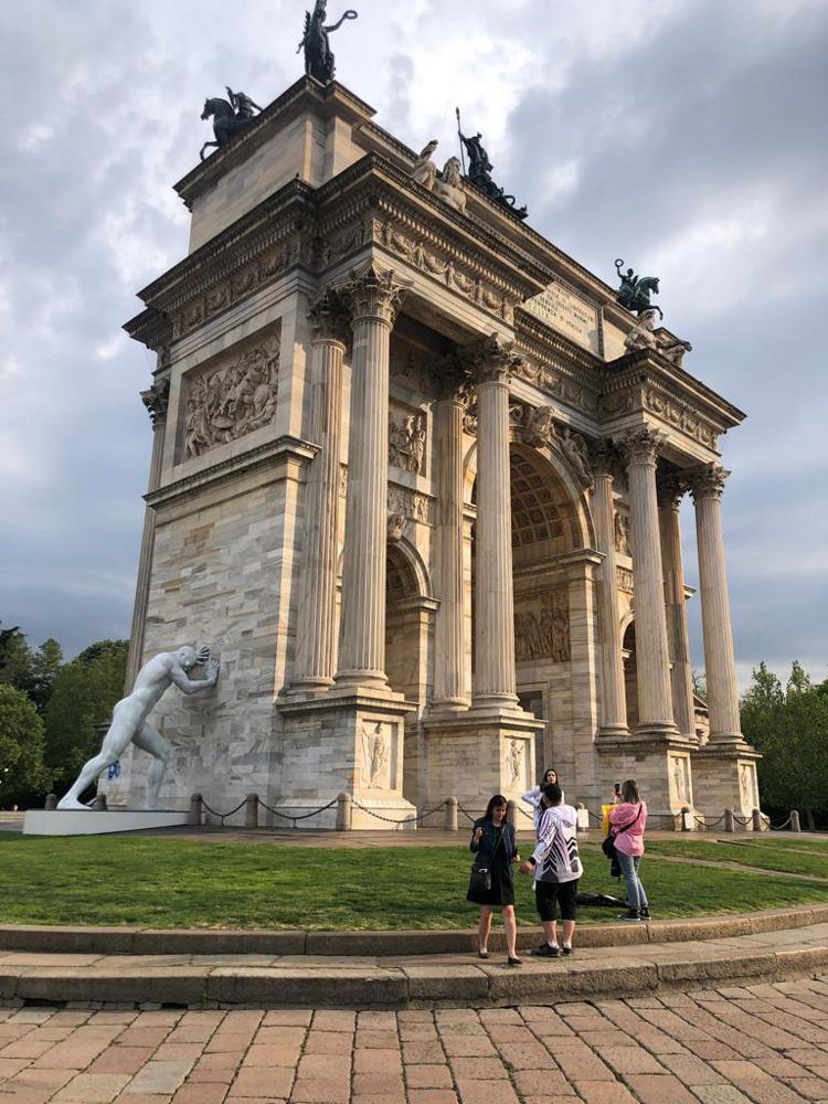 'Mr Arbitrium', un gigante all'Arco della Pace di Milano: l'opera firmata Giannelli