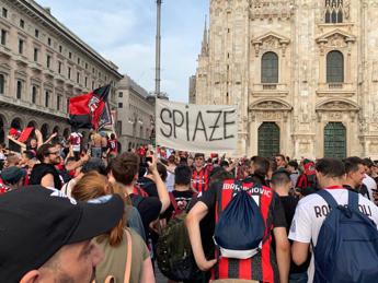 Milanisti in piazza con striscione ‘spiaze’ e cori pro Sampdoria