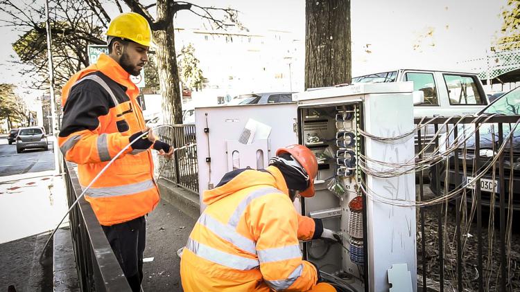 La rete tlc torna in orbita pubblica, il nodo del valore