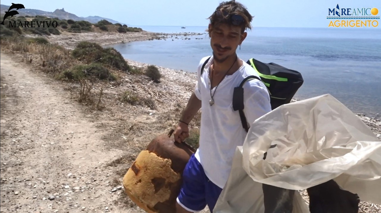 Punta Bianca, cittadini raccolgono 50 sacchi di rifiuti