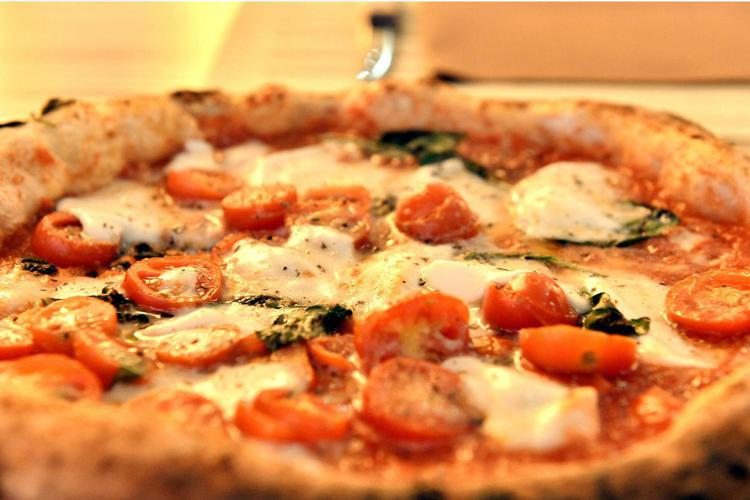 Una pizza al mese come clausola di matrimonio di una coppia in India