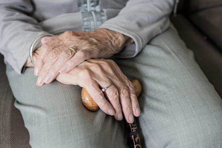 Anziani non autosufficienti, per Nuova Collaborazione 'lavoratori domestici caregiver per famiglie italiane'