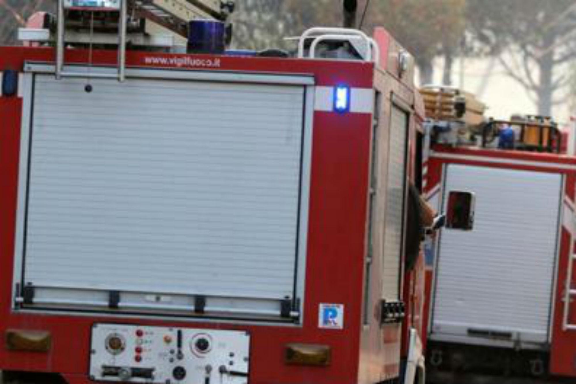 Roma - vasto incendio a Tor Vergata: in fiamme area tra Vela di Calatrava e Policlinico