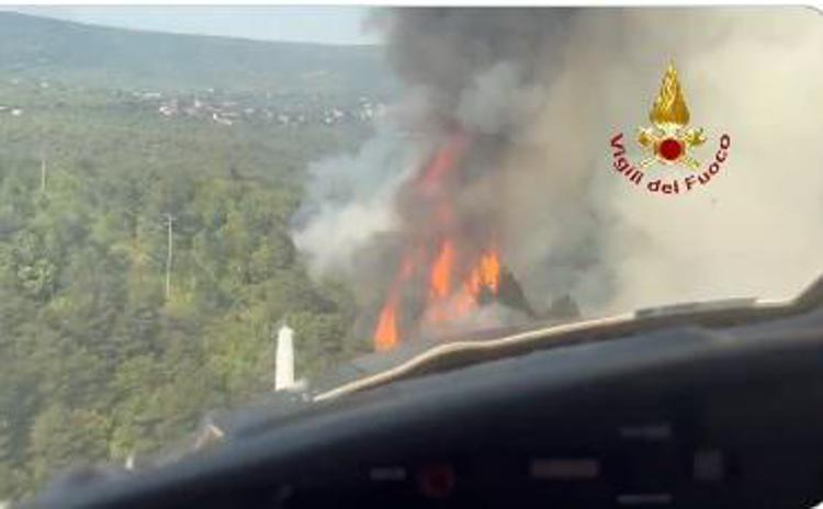 Maxi incendio sul Carso, traffico in tilt e treni interrotti - Video