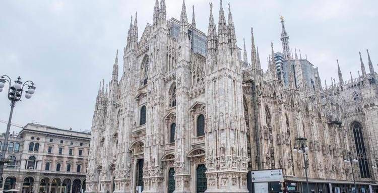 Milano, si rompe caviglia su terrazza del Duomo: pompieri la calano da 70 metri