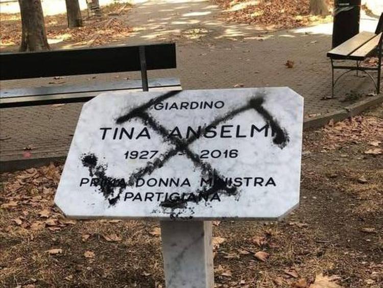 Torino, imbrattata con una svastica la lapide di Tina Anselmi