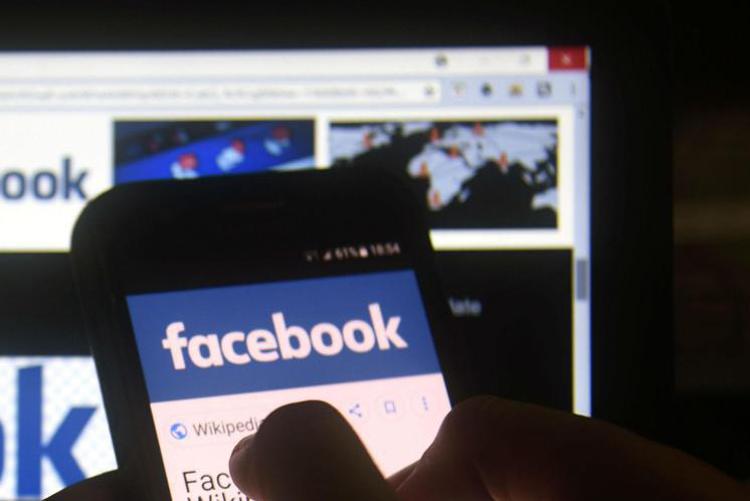 Facebook e Instagram down, problemi per WhatsApp
