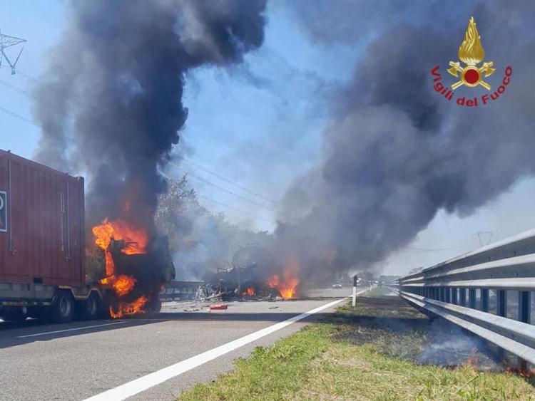 Incidenti, cisterna in fiamme su A21: due morti