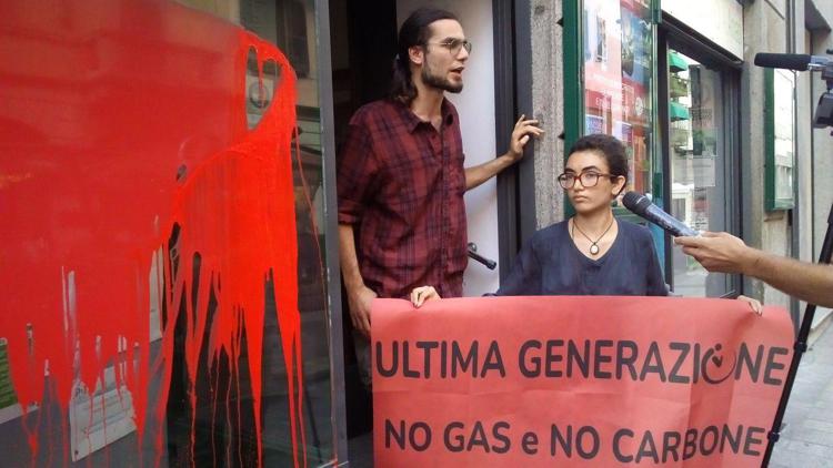 Attivisti di 'Ultima generazione' imbrattano sede Pd a Milano