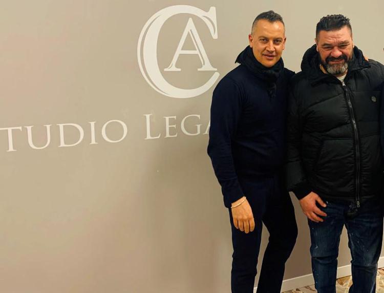 Franco Terlizzi insieme all'avvocato Antonino Crea che insieme a collega Marcello Perillo difendono l'ex 'naufrago' dell'Isola dei famosi - (Adnkronos)