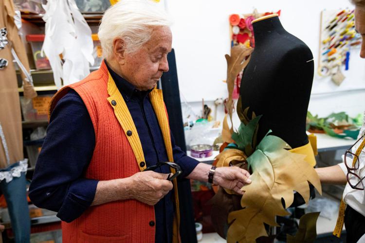 Il maestro Roberto Capucci al lavoro nel suo atelier