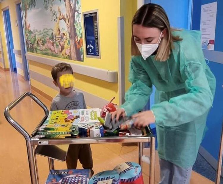 Mara Sattei al policlinico San Donato, visita ai piccoli pazienti