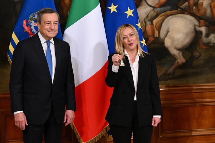 Mario Draghi e Giorgia Meloni nel giorno del passaggio di consegne - Afp
