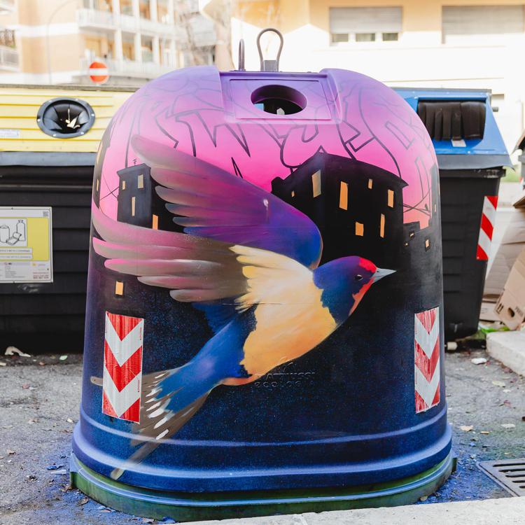 Street art, a Roma campane della differenziata d'autore