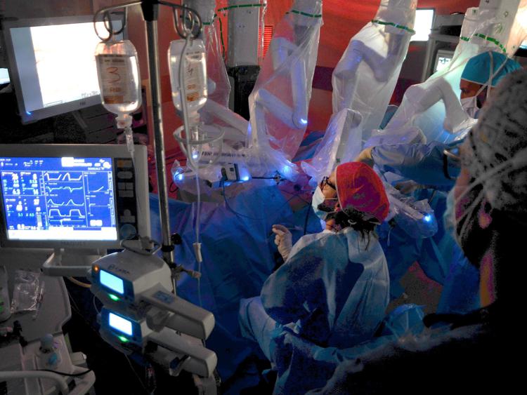 Tumori, chirurgia robotica protagonista su Doctor's Life. Corso Ecm per medici