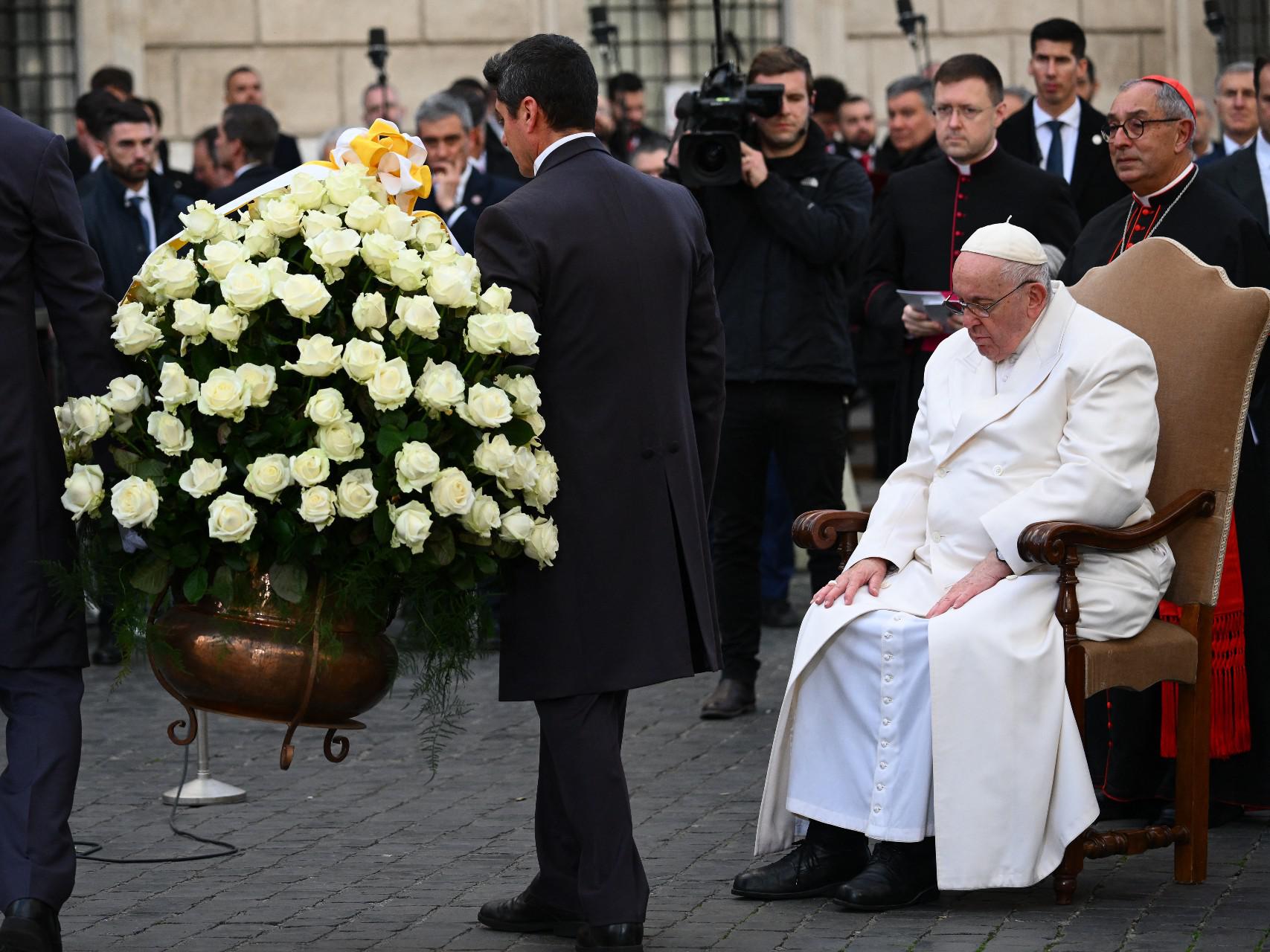 Ucrania, la emoción del Papa en la Plaza de España: «La paz se impone a la guerra»