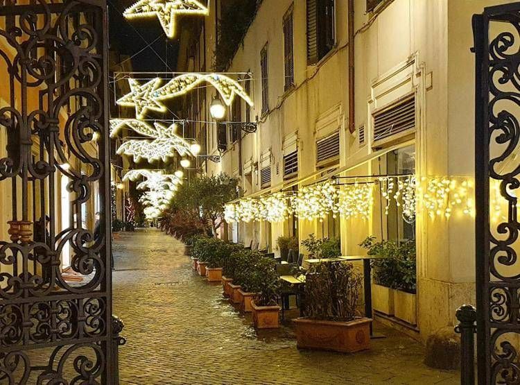 Via Margutta si veste a festa con 'Auguri di Natale seguendo le Comete'