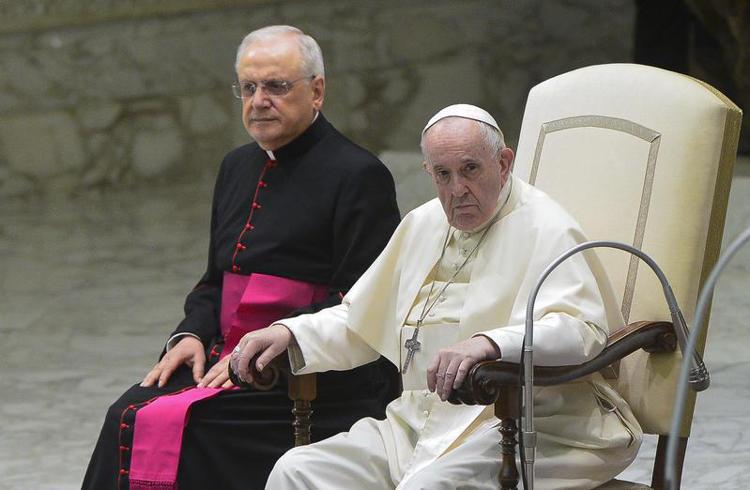 padre Leonardo Sapienza con Papa Francesco (Fotogramma)