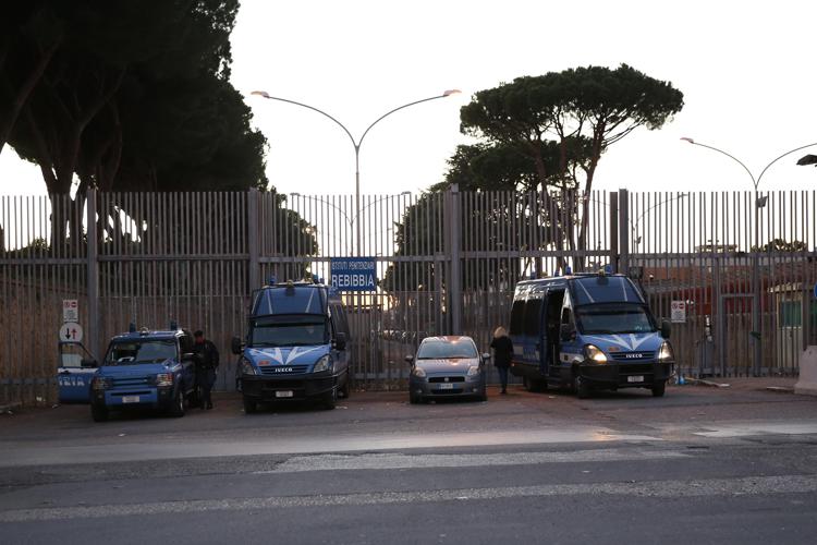 Carceri, lanciate bombe molotov in parcheggio Rebibbia femminile