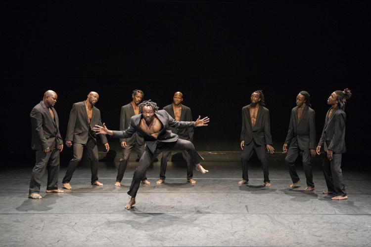 Un gruppo di danzatori provenienti da Mali, Senegal, Burkina Faso, Costa d'Avorio protagonisti dello spettacolo, firmato da Joseph Nadj, 'Omma'  - (foto di Severine Charrier)