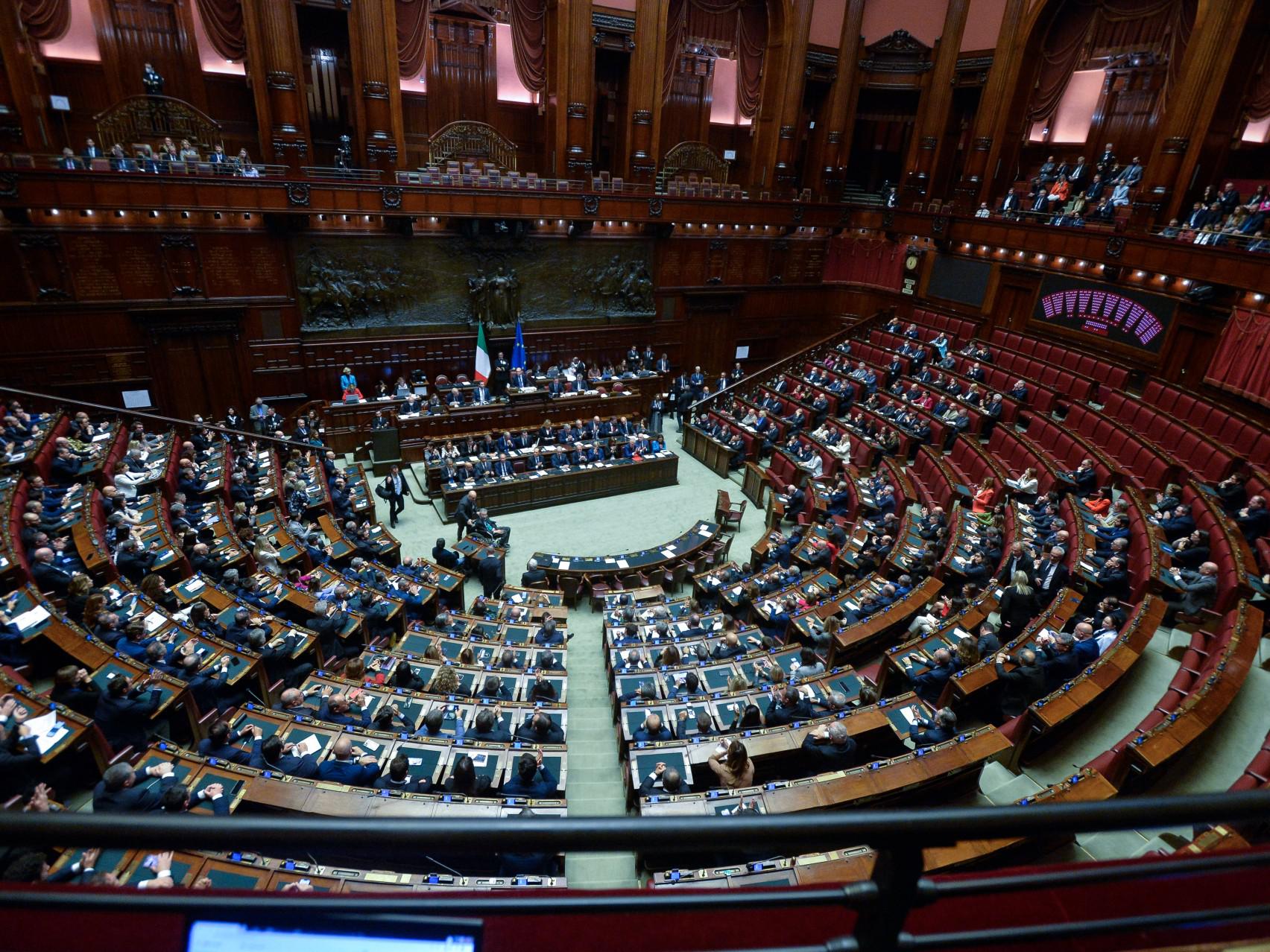 Berlusconi - attacco M5S durante commemorazione: Forza Italia lascia Aula