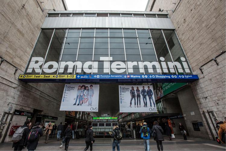 Roma, turista israeliana accoltellata a Termini: aggressione immotivata