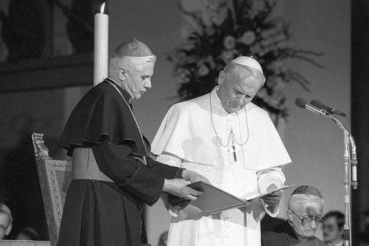 Benedetto XVI, quei 45 giorni in clinica e il legame con Wojtyla