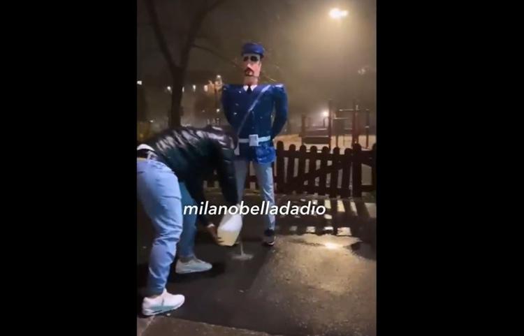 Milano, bruciano manichino poliziotto: denunciati padre e figlio