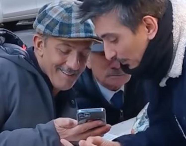 Fiorello e Biggio svelano numero Marcuzzi in diretta, la conduttrice inondata di messaggi