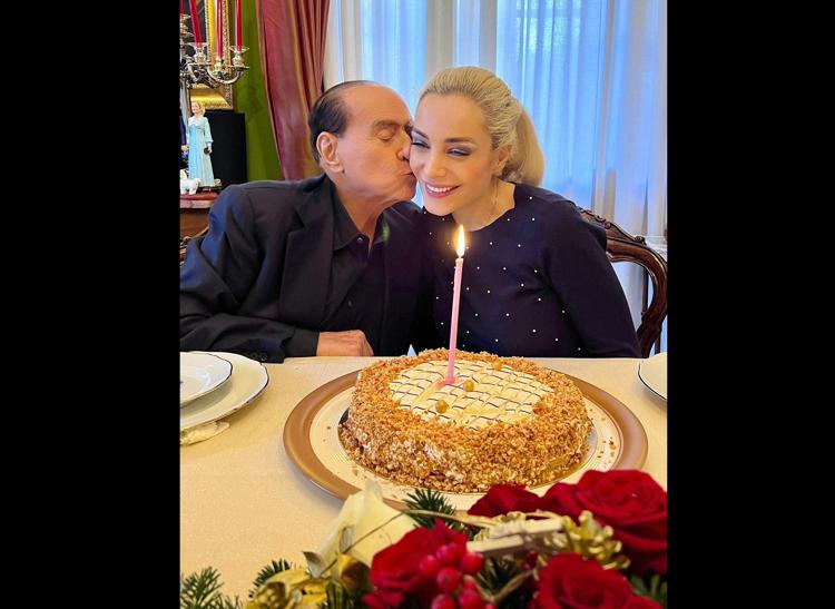 Berlusconi e gli auguri alla compagna: foto del bacio con torta ad Arcore