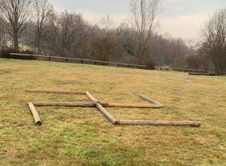 Milano, spunta svastica gigante vicino al Monumento al Deportato