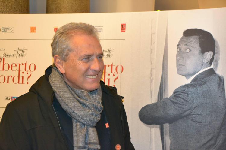 Francesco Rutelli davanti a un manifesto di Alberto Sordi - (Fotogramma)