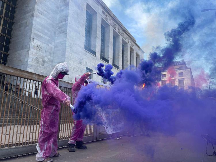 8 Marzo, corteo Milano: blitz con fumogeni al tribunale