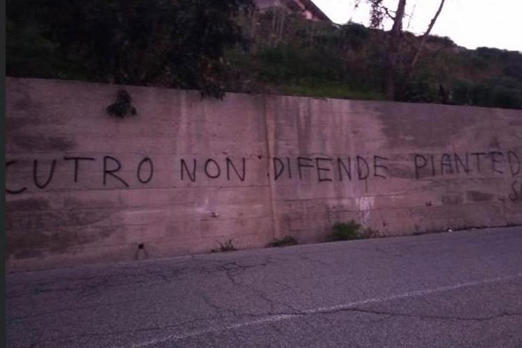 Naufragio migranti, a Cutro scritte contro Governo nel giorno del Cdm