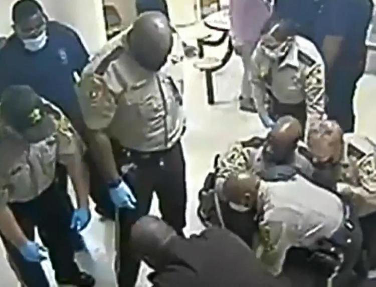Usa, afroamericano ucciso da agenti in reparto psichiatrico: diffuso il video
