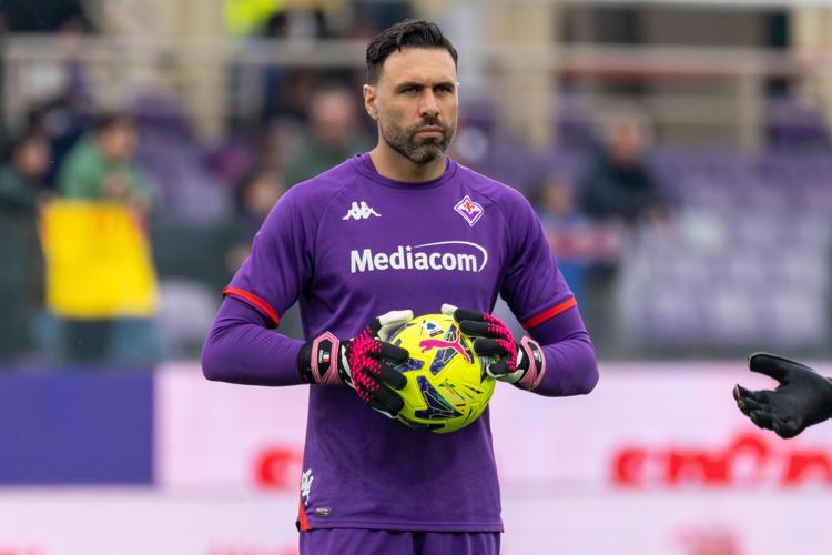 Fiorentina, grave infortunio a Sirigu: lungo stop per il portiere