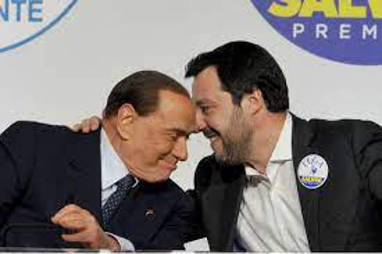 Berlusconi, Salvini gli manda sms e il Cav lo chiama: 