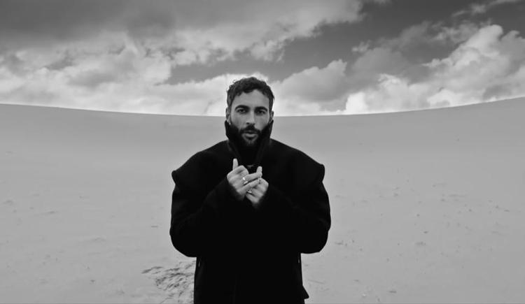 Marco Mengoni nel video di 'Due Vite' girato nella località di Piscinas, nel comune di Arbus (Youtube /Marco Mengoni)