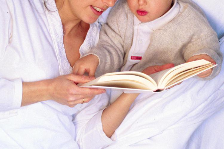 GIOVANE MAMMA LEGGE UN LIBRO CON SUO BAMBINO NEL LETTO (Silvano Del Puppo/Fotogramma, MILANO - 0000-00-00) p.s. la foto e' utilizzabile nel rispetto del contesto in cui e' stata scattata, e senza intento diffamatorio del decoro delle persone rappresentate - FOTOGRAMMA